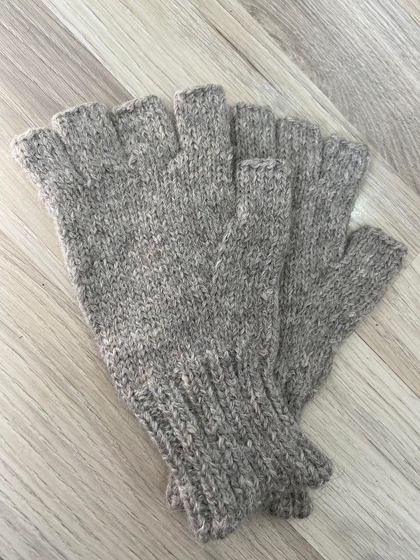 Fingerlose Handschuhe grau