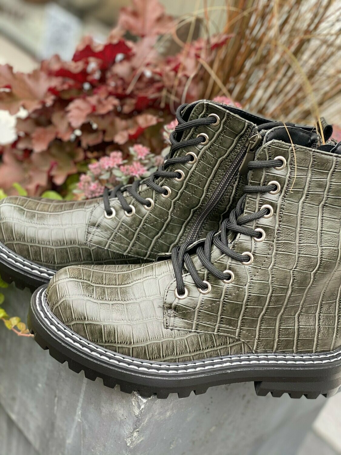 olive Schnür-Boots in Kroko-Optik