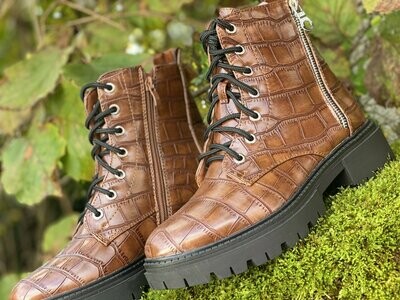 BOOTS & STIEFEL