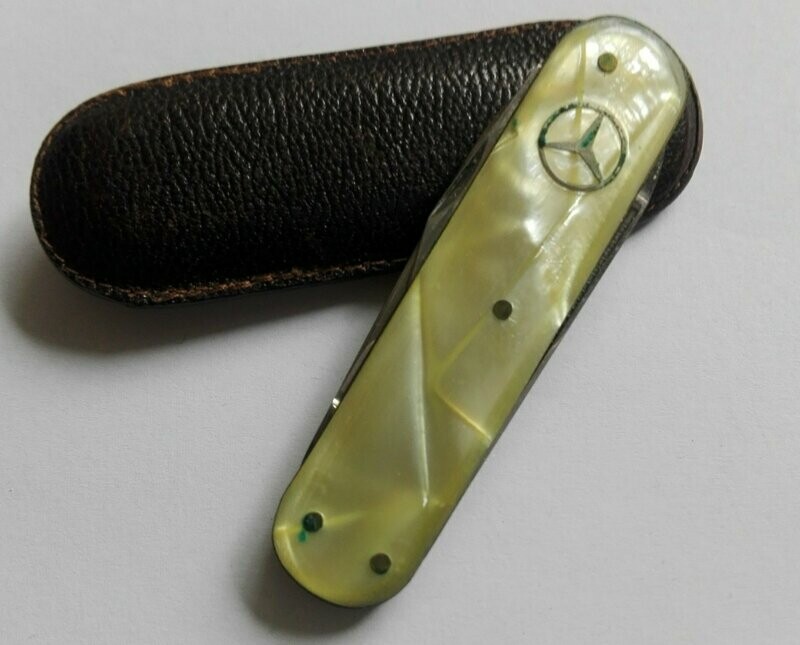 Mercedes Benz Tachenmesser aus Perlmut in einem Etui,mit 3 Funktionen. Mercedes Benz Tachenmesser aus Perlmut in einem Etui,mit 3 Funktionen.
