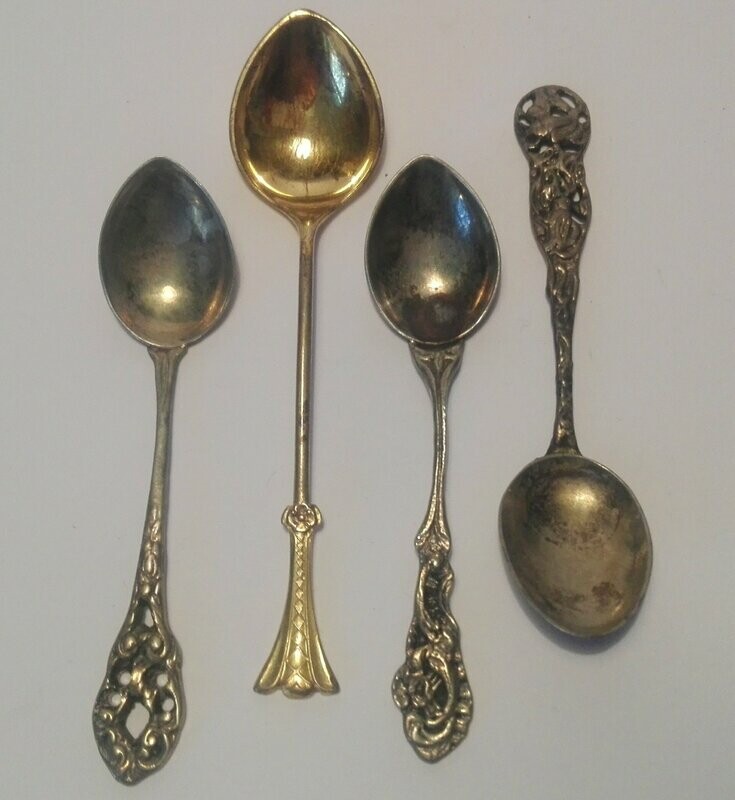 4 antike Zierlöffel 1x Vergoldet 3x Silber 4 antike Zierlöffel 1x Vergoldet 3x Silber