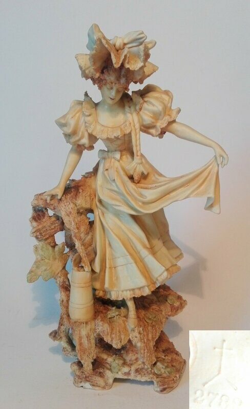 Frau Historismus Figuren aus Bisquit Porzellan
H:22cm Frau Historismus Figuren aus Bisquit Porzellan
H:22cm
