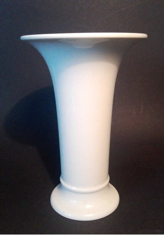 KPM Berlin Vase Blumenvase weiss
Höhe 15,5 cm KPM Berlin Vase Blumenvase weiss
Höhe 15,5 cm