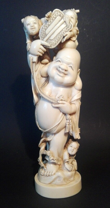 Chinesisches Okimono, Elfenbein um 1910., Budda mit Kindauf ovaler Platte Chinesisches Okimono, Elfenbein um 1910., Budda mit Kindauf ovaler Platte