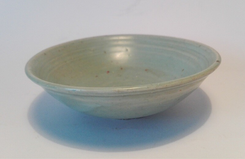 SELADON-SCHALE China, wohl 19. Jh. Keramik, Seladon-Glasur
H. 4 cm, D. 12 cm SELADON-SCHALE China, wohl 19. Jh. Keramik, Seladon-Glasur
H. 4 cm, D. 12 cm