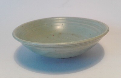 SELADON-SCHALE China, wohl 19. Jh. Keramik, Seladon-Glasur
H. 4 cm, D. 12 cm