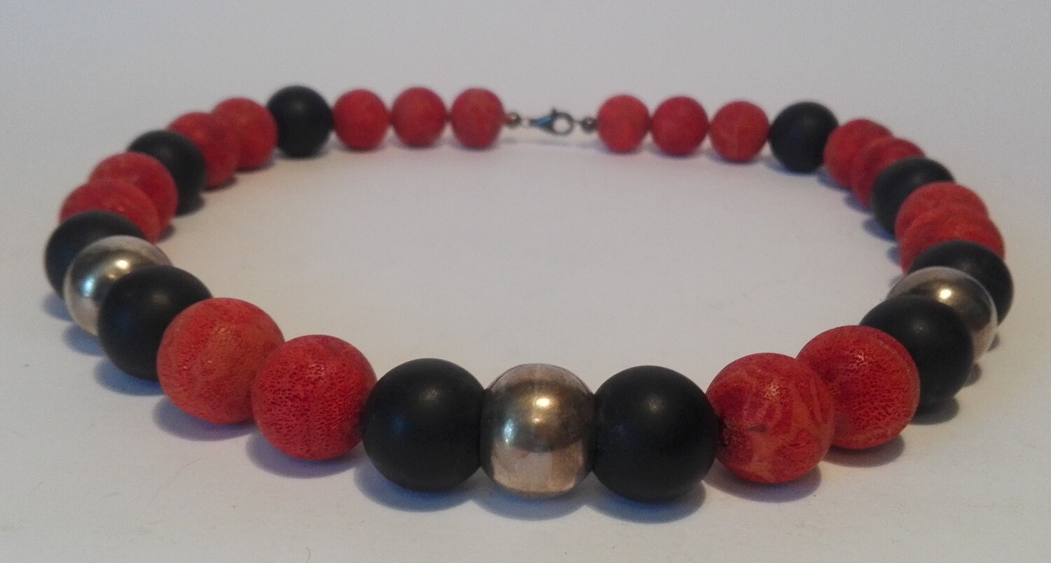 Kette aus Schaumkoralle – Silber und Lapislazuli/ Onix Kugeln -53cm