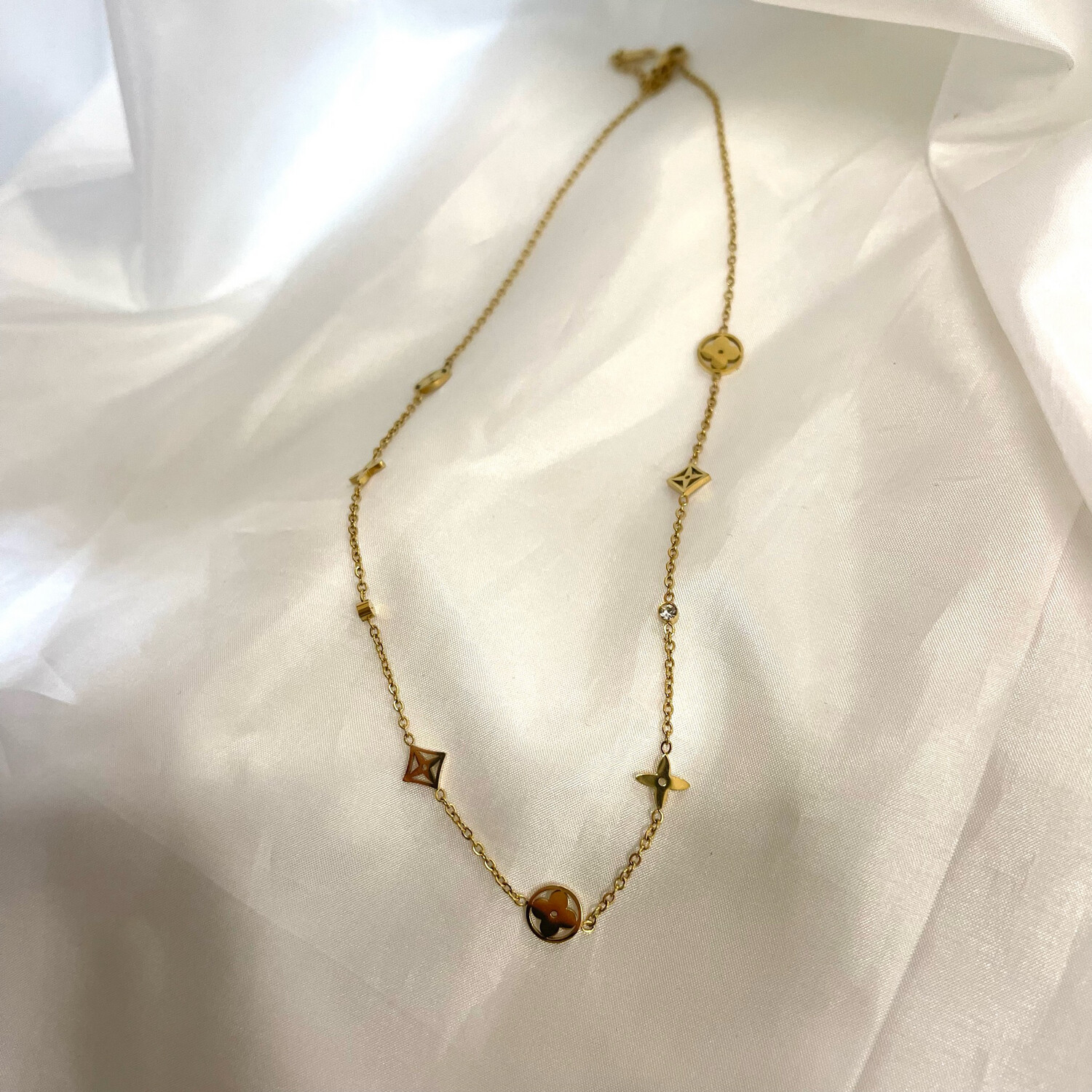 Lilly necklace