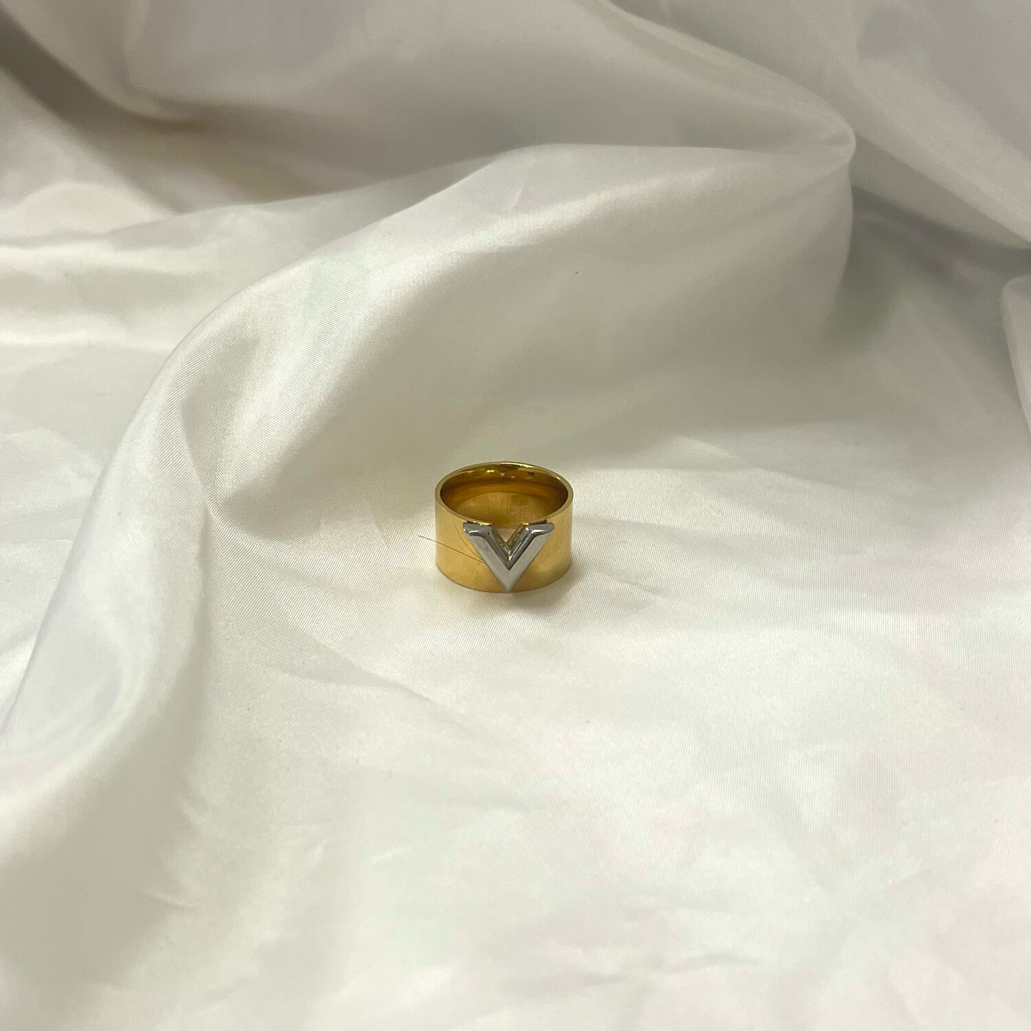 Lilly ring