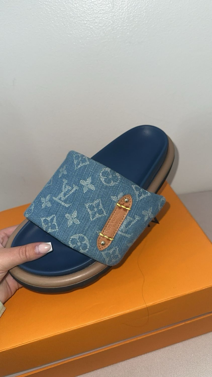 Lilly sliders