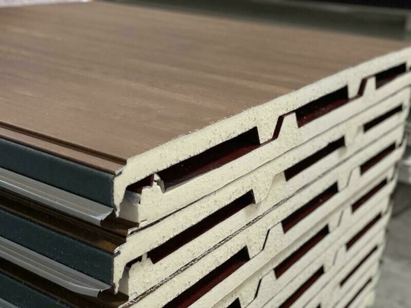 Panel Sándwich Tapajuntas 4 grecas RAL 3009  interior Imitación Madera