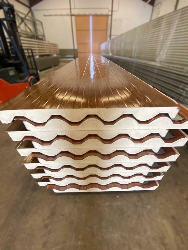 Panel Sándwich Imitación Teja 75 MM con Interior Imitación Madera.