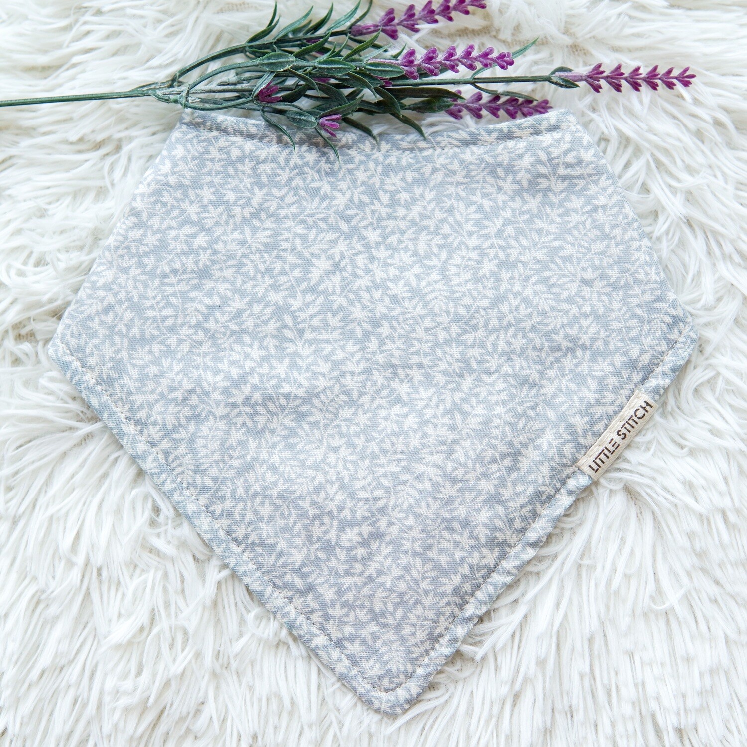 Leaves Bibdana in dusty blue