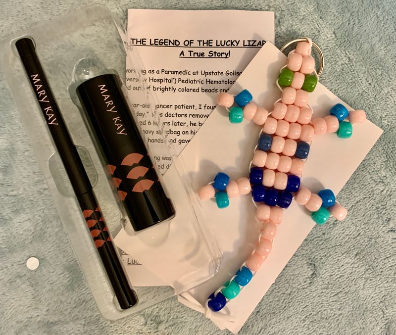 LUCKY LIZARD &amp; A LIPSTICK SEND-A-SMILE GIFT SET