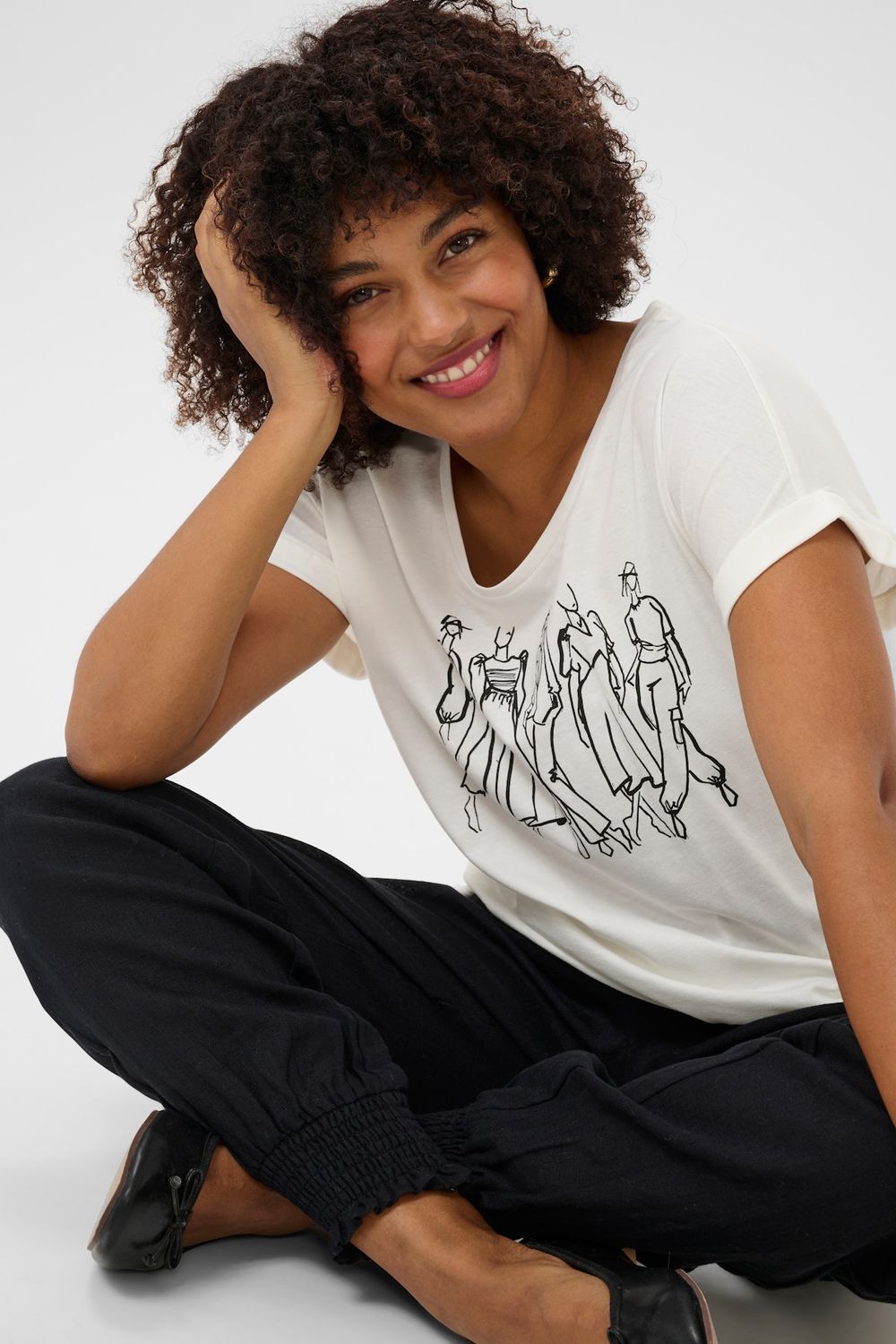Cream Tee / 10613487 Black Model Sketch