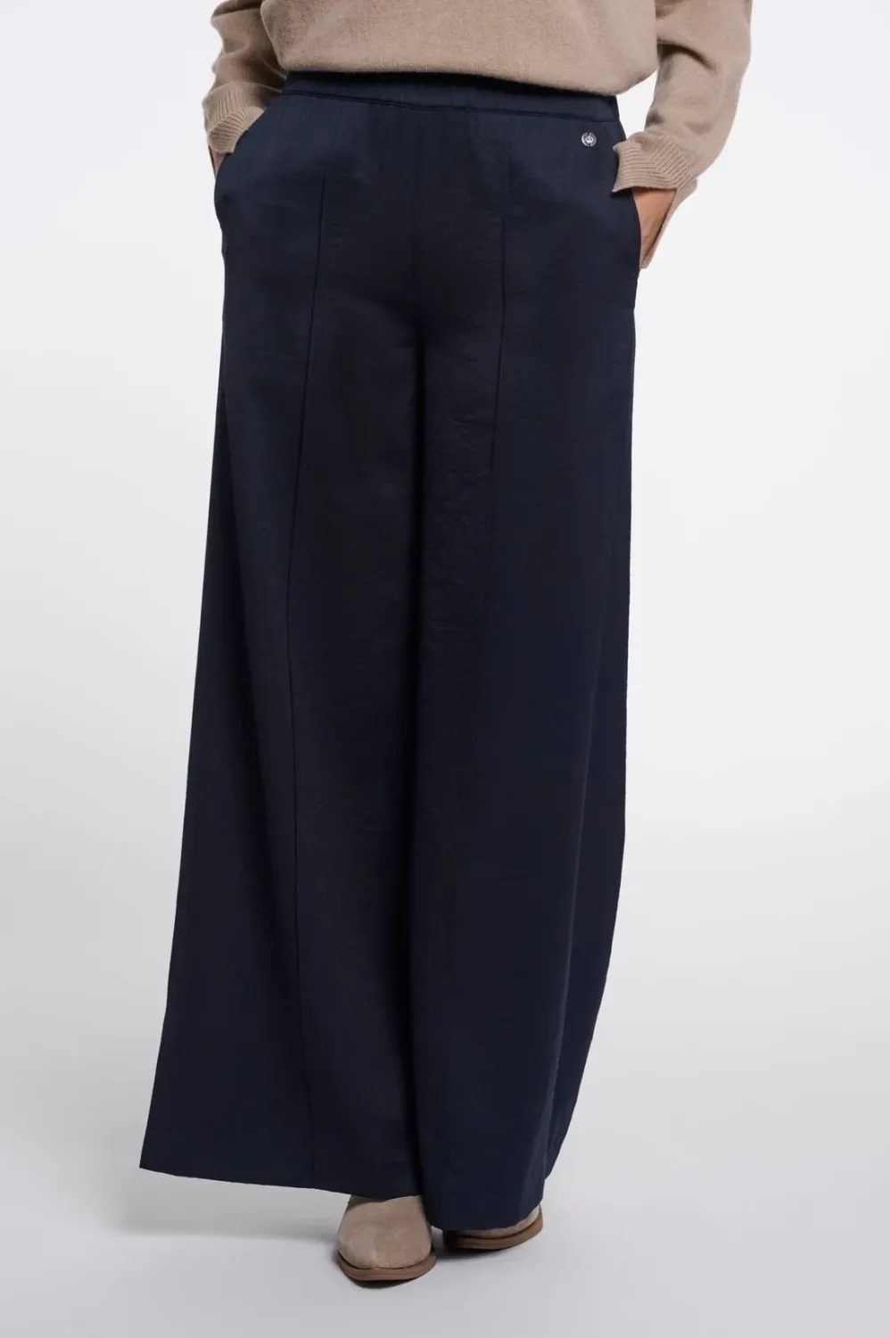 NenaRegular.7002611 dark navy