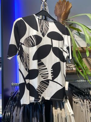 Hegler 030925 T-shirt km rondhals Wit zwart Hegler Karlsbad
