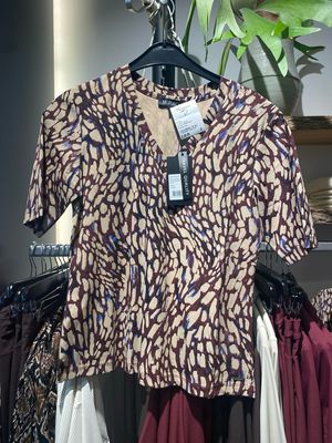 Mi Piace T-shirt V abstract Burgundy Latte Mi Piace MP202271AEPT