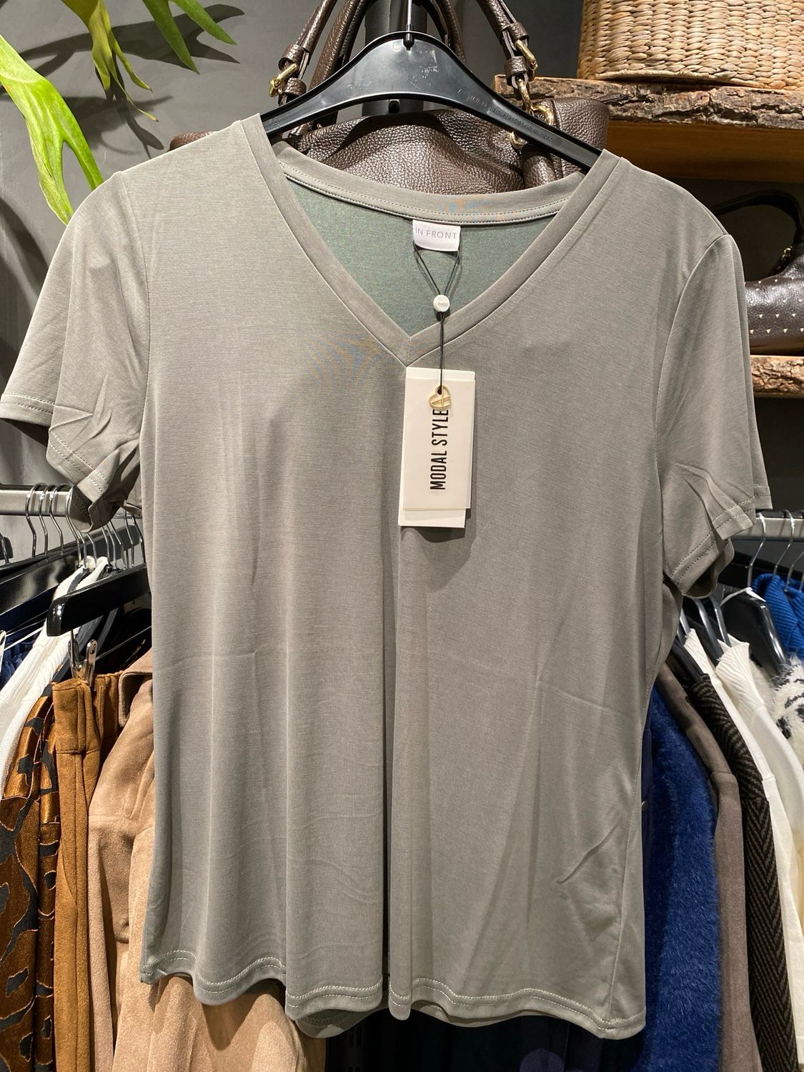 IN FRONT Nina t-shirt V-neck Army 14919