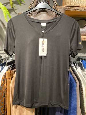 IN FRONT Nina t-shirt V-neck Black 14919