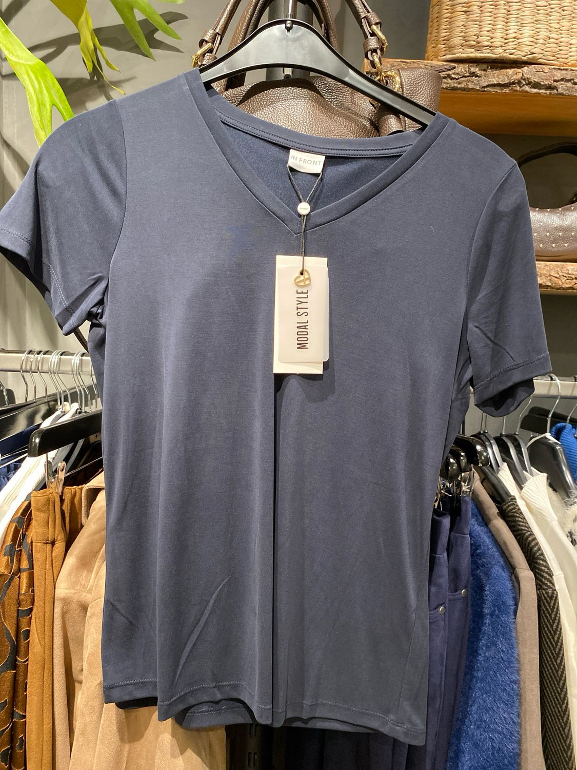 IN FRONT Nina t-shirt V-neck Navy 14919