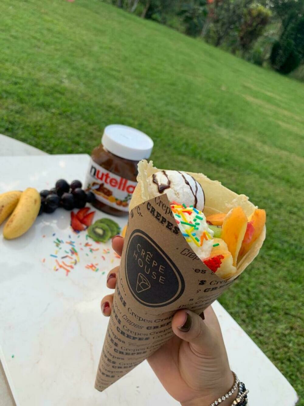 Frutas Varias + Crema chantilly + Chocolate + Helado de vainilla