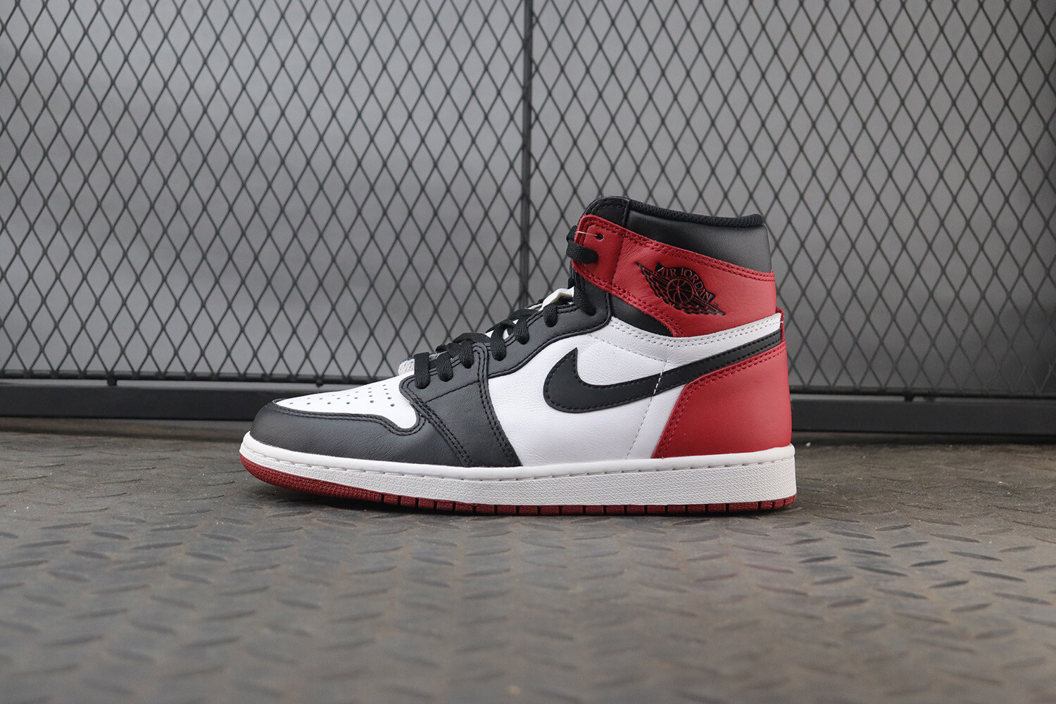 Air Jordan 1 Retro Black Toe