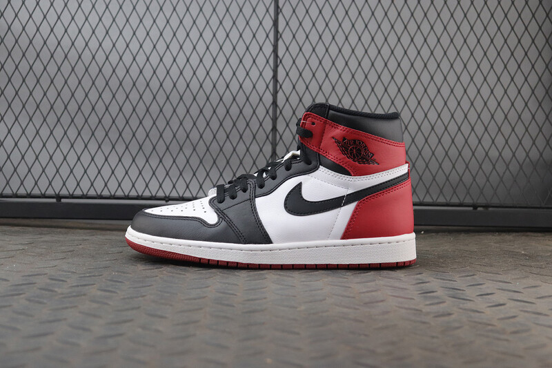 Air Jordan 1 Retro Black Toe