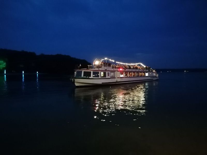 Ab Röbel Hafen zum Höhenfeuerwerk des Seefestes in Röbel
