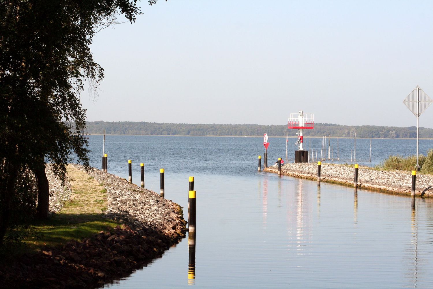 ab/an Waren Stadthafen " 4 Seen- & Kanalfahrt zum Fleesensee" von 13:30 - 15:30 Uhr