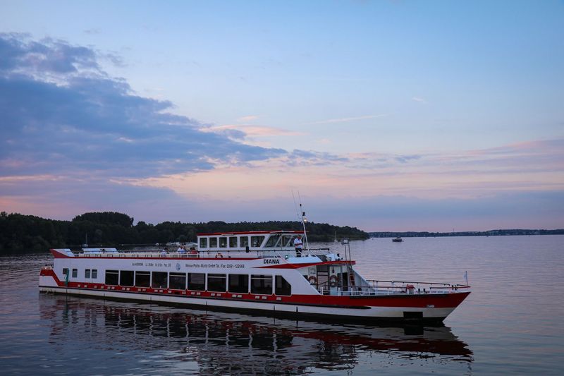 Ab Waren Steinmole zum Höhenfeuerwerk des Müritzfestes
