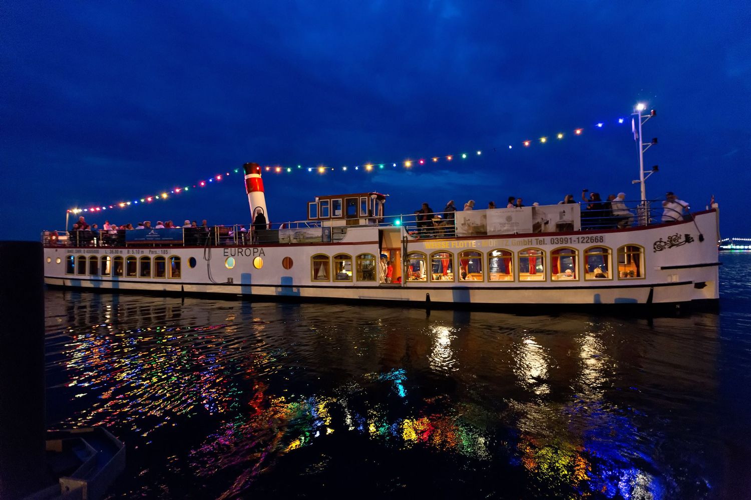 Zum Feuerwerk der Müritz Sail ab Waren Stadthafen.