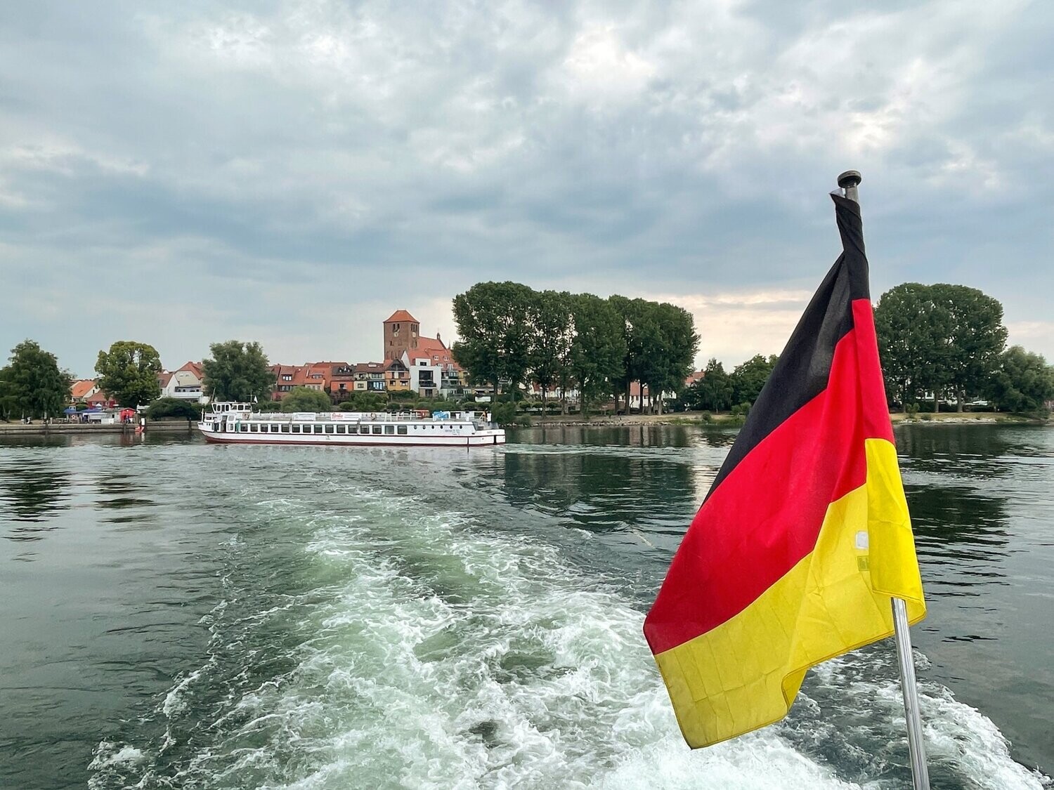 Ab/an Klink Müritz-Klinik "Große Müritzrundfahrt mit anschließender 4 Seenfahrt zum Fleesensee" von 11:00 - 15:25 Uhr
