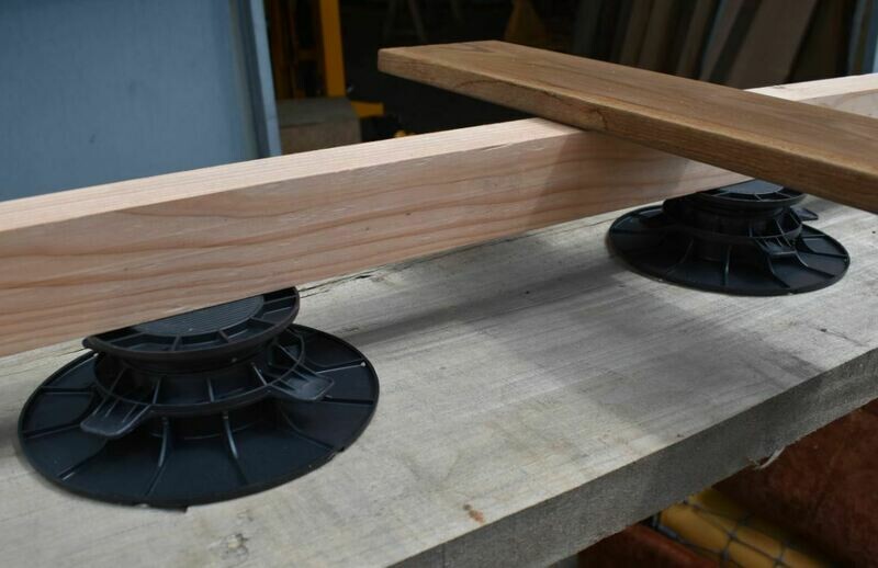 Plots PVC réglables pour terrasse en bois