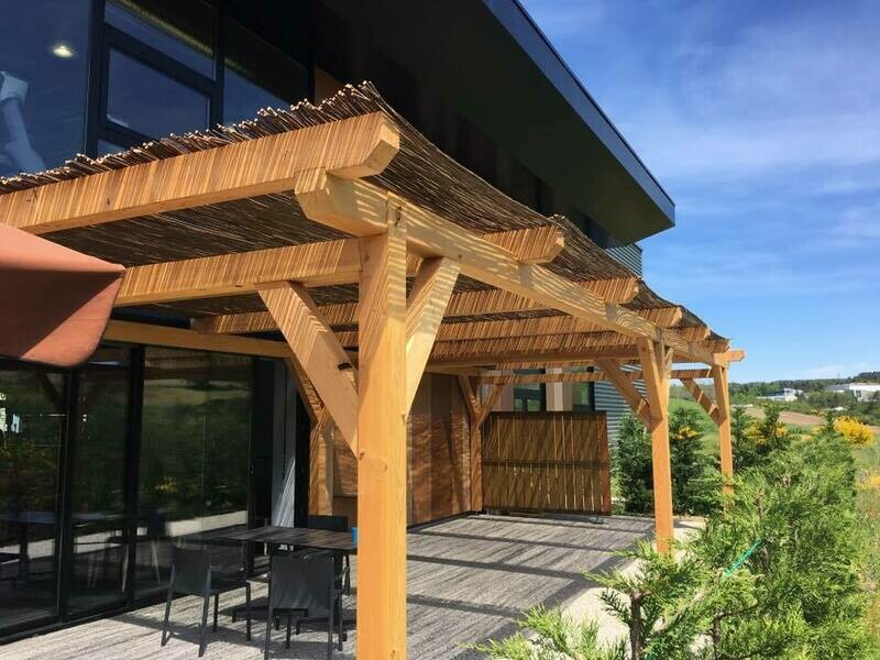 ​Pergolas en bois, pergolas bioclimatiques : lames en bois thermochauffées