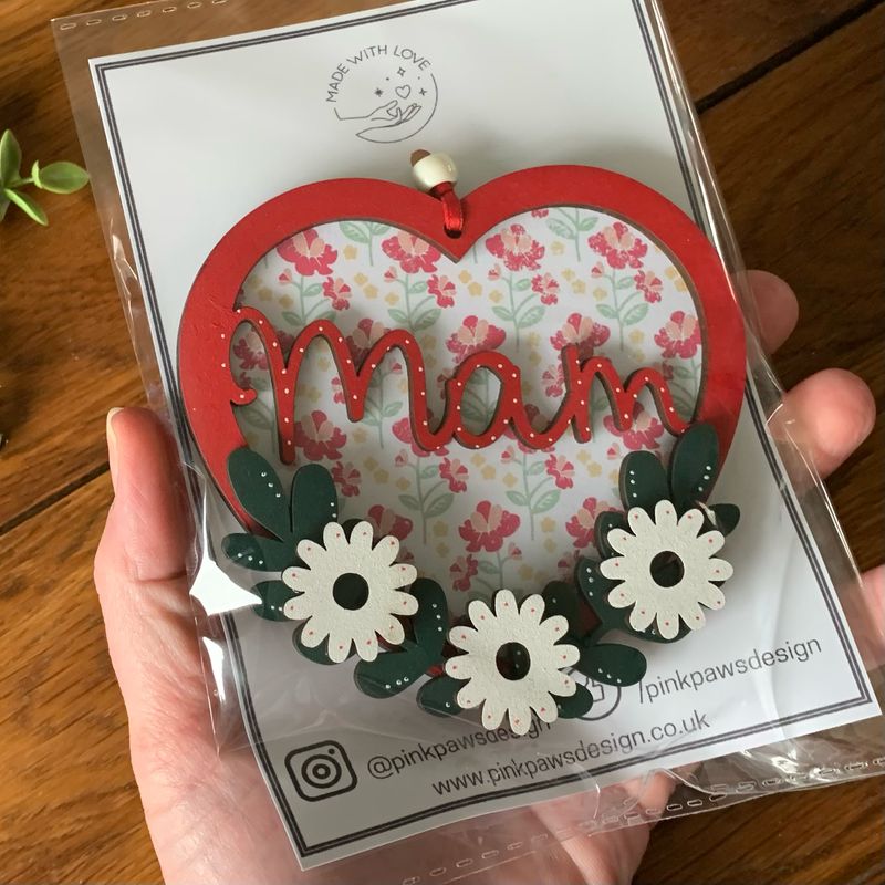 'Mam' Floral Themed hanging heart - Red