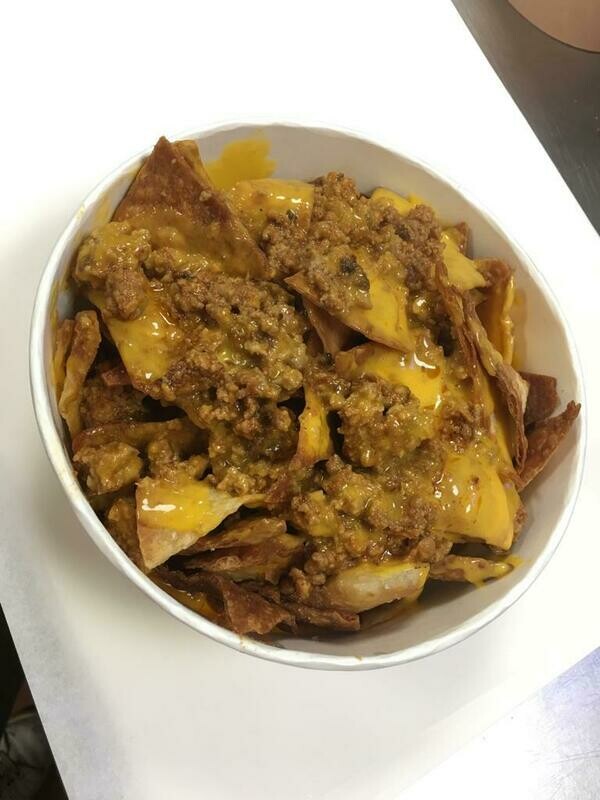 Nachos Caseros con Chili, carne mechada  o Carne ( 1, 7 )