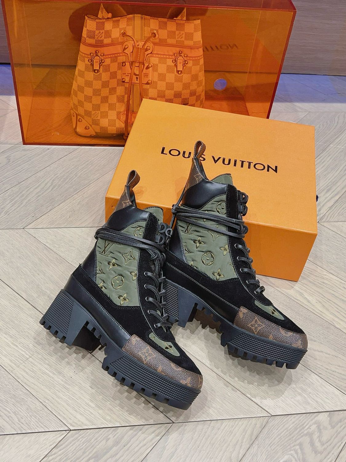 L-V Boots