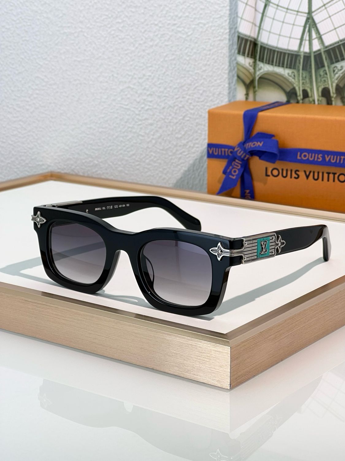 Sunglases