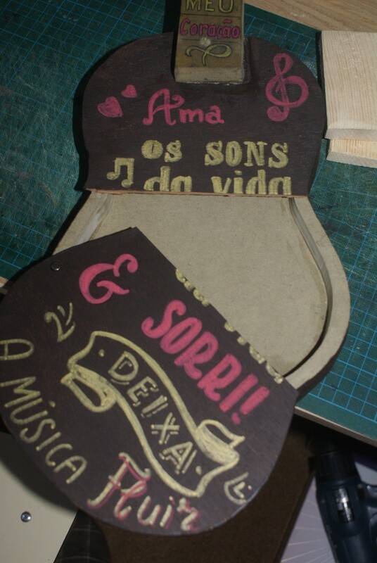 Caixa em forma de ukulele