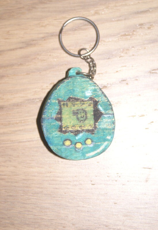 Tamagotchi em madeira