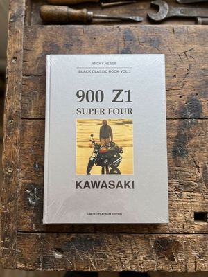 Kawasaki Z1 Bibel: „900 Z1 SUPER FOUR“ von Micky Hesse – Limited Platinum Edition Kawasaki Z1 Bibel: „900 Z1 SUPER FOUR“ von Micky Hesse – Limited Platinum Edition