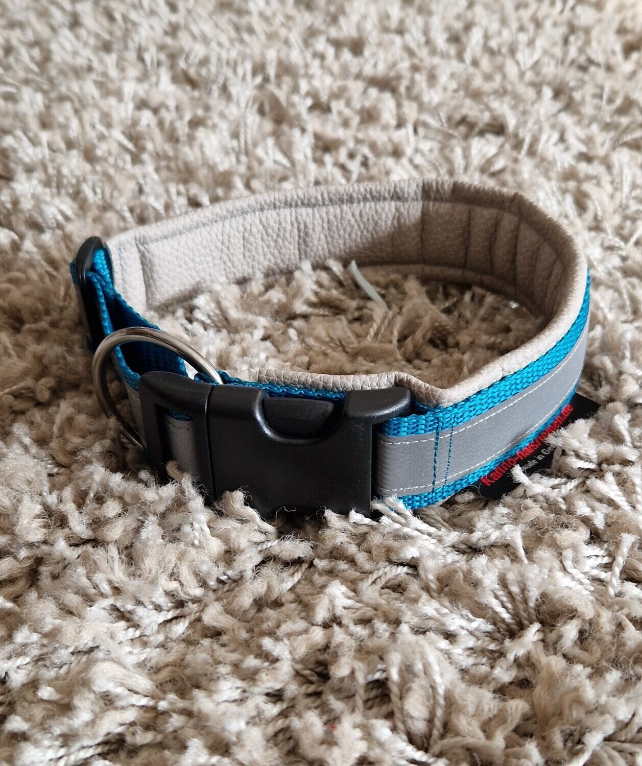 Hundehalsband mit Reflektorband in silber. Leder gepolstert
ab