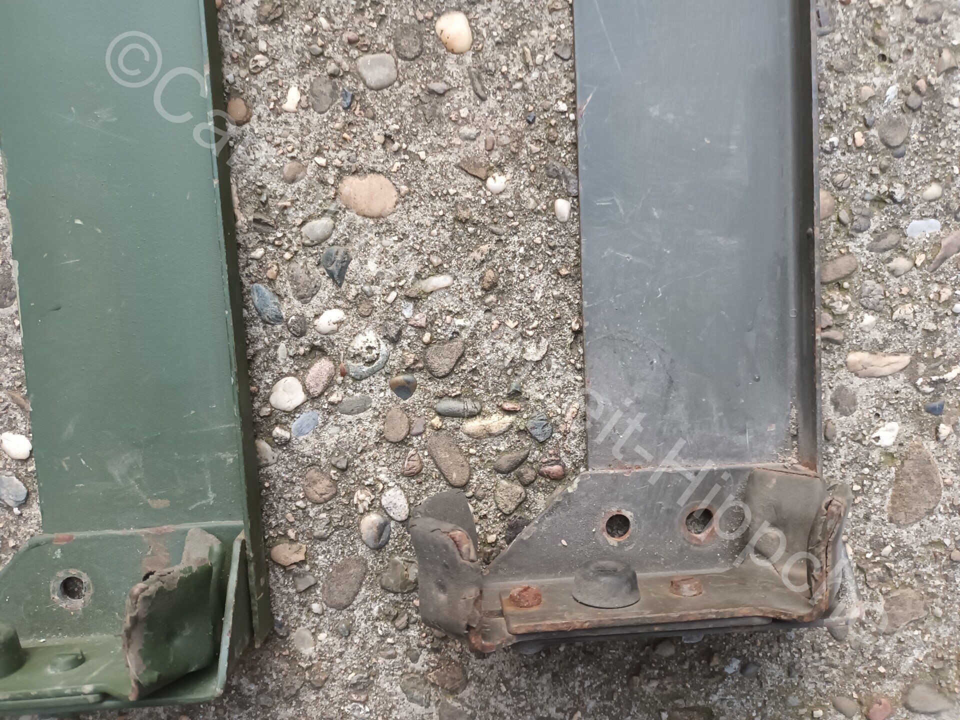 2x BW Gewehrhalter, links (defekt)