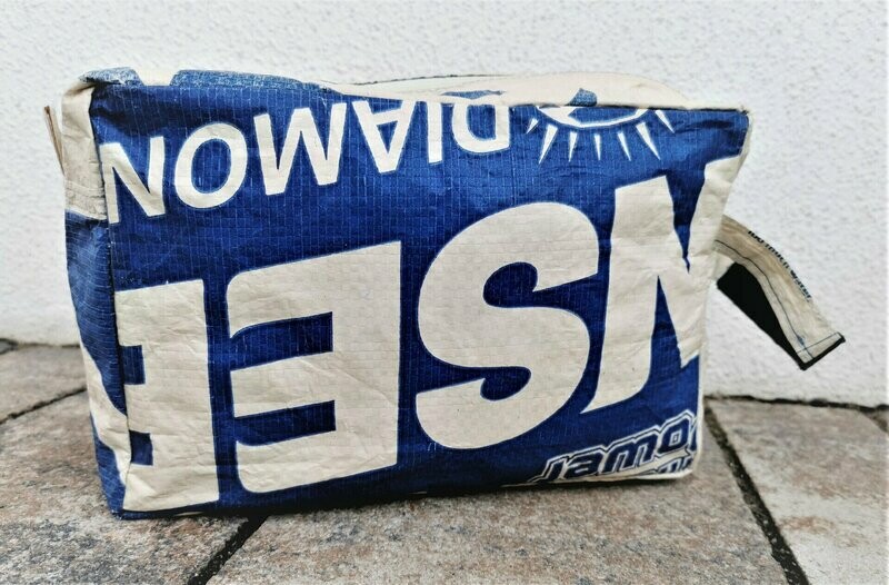 Toilet Bag creme UPCYCLING, ca. H18cm B27cm T9,5cm, Kunststoff Toilet Bag creme UPCYCLING, ca. H18cm B27cm T9,5cm, Kunststoff
