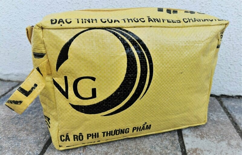 Toilet Bag gelb UPCYCLING, ca. H18cm B27cm T9,5cm, Kunststoff Toilet Bag gelb UPCYCLING, ca. H18cm B27cm T9,5cm, Kunststoff