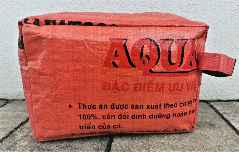 Toilet Bag orange UPCYCLING, ca. H18cm B27cm T9,5cm, Kunststoff Toilet Bag orange UPCYCLING, ca. H18cm B27cm T9,5cm, Kunststoff