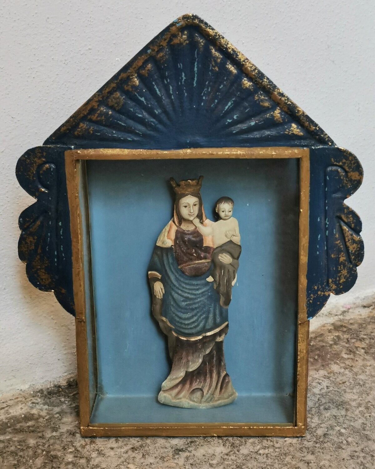 Madonnenbild hinter Glas in Vintageoptik; Glashafen H16cm B13cm T5cm, Gesamthöhe 24cm; Metallrahmen mit Aufhängung, Madonna mit Jesuskind Kunstharz