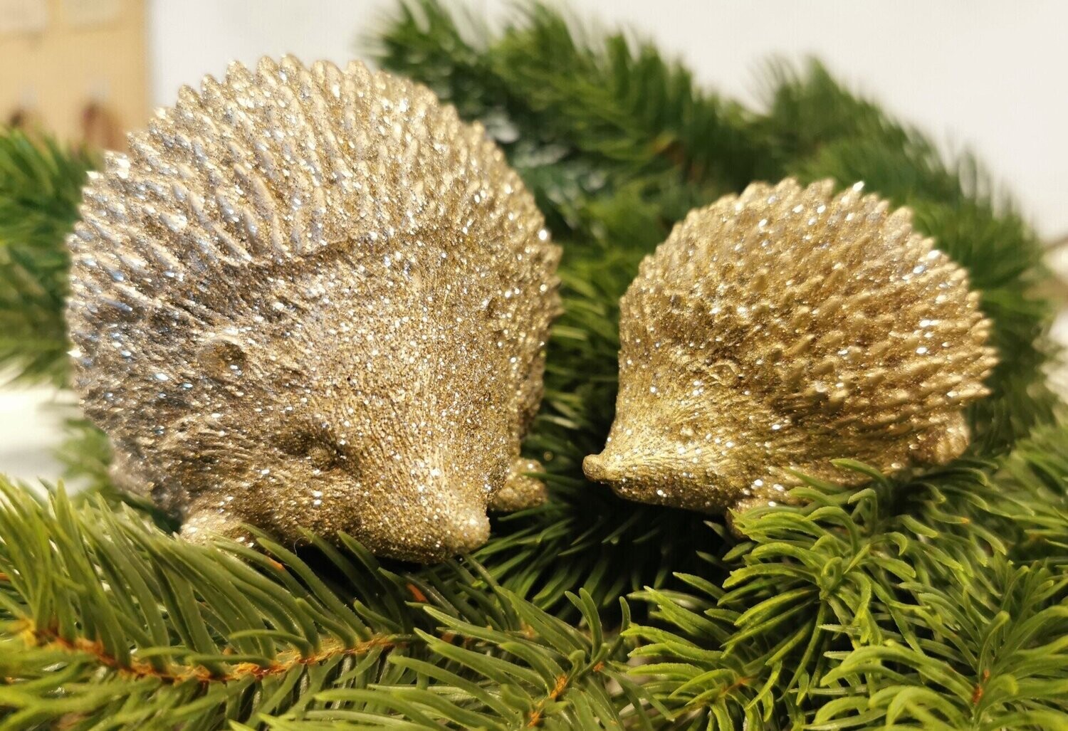 Igel Gerlo, champagnerfarben; Kunstharz verglittert; H7cm L9cm B7cm