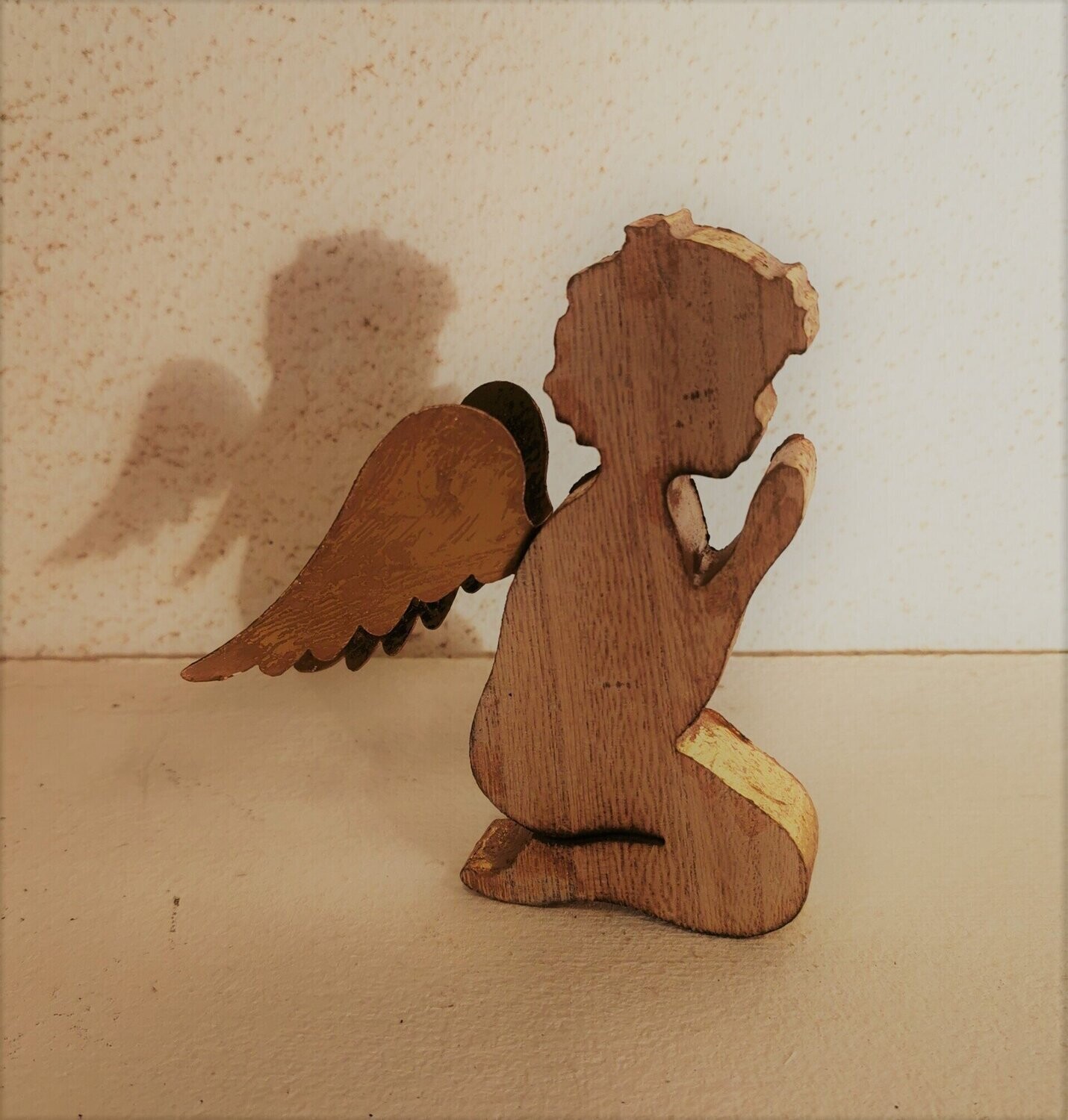 Engel Beviel, Holz, Flügel Metall vergoldet; H13cm B2cmcm T10,5cm; mit bittender Handhaltung und nach unten hängenden Flügeln;